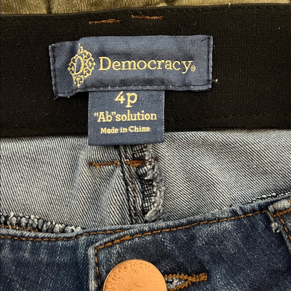 Democracy “Ab” Solution Jeans Size 4P - Picture 5 of 6